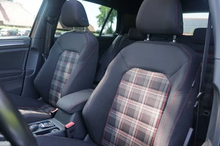 Volkswagen Golf Volkswagen Golf 7.5 GTI 2.0 TSI GTI Performance 245PK Pano/DYNa/Trkhk/Cam - afbeelding nr 40