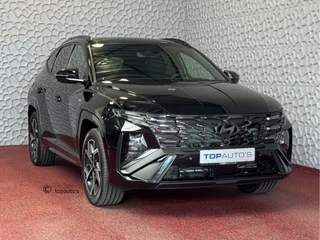 Hyundai Tucson Hyundai Tucson NIEUWE AUTO 1.6 T-GDI PHEV 252PK 4WD N-LINE SKY PANO. 360.CAMERA ELEK.KLEP ELEK.STOEL/GEHEUG.VERWARMD SUBWFR 19''LMV ZWARTE HEMEL HEADUP STOELKOELING STUURVERW. PLUG IN HYBRIDE - 5 JAAR GARANTIE - afbeelding nr 1