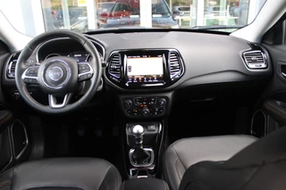 Jeep Compass Jeep Compass 1.4 140PK MultiAir LIMITED | AFNEEMBARE TREKHAAK | ELEKTRISCH BEDIENBARE STOELEN MET GEHEUGENFUNCTIE | LEDEREN BEKLEDING | NAVIGATIE | KEYLESS ENTRY/START | CRUISE CONTROL | DAB+ RADIO | ACHTERUITRIJ CAMERA | DODEHOEK DETECTIE | BEATS AUDIO SYSTEM | CLIMATE CONTROL | - afbeelding nr 7