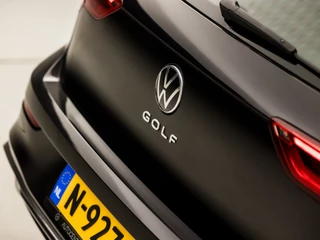 Volkswagen Golf Volkswagen Golf 1.0 TSI Sport (APPLE CARPLAY, GROOT NAVI, MEMORY SEATS, ALCANTARA, CAMERA, SPORTSTOELEN, KEYLESS, LM VELGEN, LED KOPLAMPEN, NIEUWSTAAT) - afbeelding nr 32