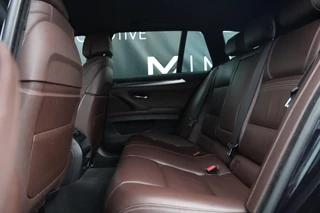 BMW 5 Serie BMW 5-serie Touring 528xi xDrive M Sport / HUD / 2x MEMORY / 360 / H&K / KEYLESS / NAP - afbeelding nr 24