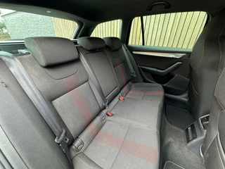 Škoda Octavia Skoda Octavia Combi 1.5 TSI Greentech Sport Business Automaat | Cruise control | Climate control | Trekhaak | Parkeersensoren achter | Zwart optiek - afbeelding nr 37