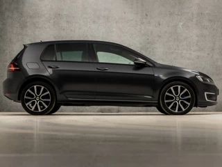 Volkswagen Golf 204Pk Automaat (APPLE CARPLAY, NAVIGATIE, CLIMATE, PARKEERSENSOREN, LED KOPLAMPEN, GETINT GLAS, SPORTSTOELEN, ZWART HEMEL, CRUISE, NIEUWE APK, NIEUWSTAAT) - afbeelding nr 4