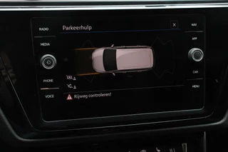 Volkswagen Touran Volkswagen Touran 1.5 TSI DSG Highline 7p | Navigatie | Apple Carplay/Android Auto | Parkeersensoren | Adaptive Cruise Control | Stoel-en stuurverwarming | Elektrische achterklep | Getinte ramen | Climatronic - afbeelding nr 3