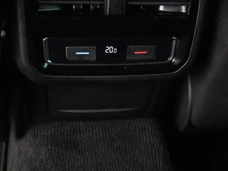 Volkswagen Passat Volkswagen Passat 1.4 TSI R Line | Trekhaak | 360 camera |  Stoelverwarming | Leder/Alcantara | Carplay | Adaptive cruise | Navigatie | Full LED | Virtual Cockpit - afbeelding nr 29