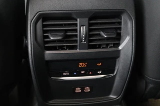 BMW 3 Serie BMW 3-serie 320e M Sport | Head-Up | Stoel & stuurverwarming |  Adaptive cruise | Sportstoelen | Adaptief LED | Sfeerverlichting | Camera | Carplay | Leder/Alcantara - afbeelding nr 32