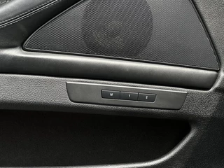 BMW 5 Serie BMW 5-serie 528xi High Executive, NL AUTO, NAP, PANO, NAVI, CRUISE, ECC-AIRCO, HUD, DODEHOEK, COMFORT STOELEN, CAMERA, LICHTMETAAL 17