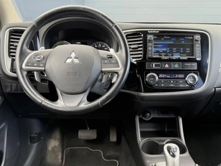 Mitsubishi Outlander Mitsubishi Outlander 2.0 PHEV Executive Edition 2e Eigenaar,Navi,Camera,Clima,Trekhaak,Cruise,121pk,Halfleder,Pdc,Dealer Onderhouden,Apk tot 11-2025 - afbeelding nr 3