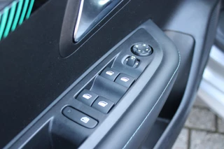 Peugeot 208 Peugeot 208 1.2 100PK AUTOMAAT ALLURE PACK | NAVIGATIE | ACHTERUITRIJ CAMERA | APPLE CARPLAY/ANDROID AUTO | LED KOPLAMPEN | LICHTMETALEN VELGEN 16