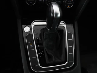 Volkswagen Passat Volkswagen Passat 1.4 TSI R Line | Trekhaak | 360 camera |  Stoelverwarming | Leder/Alcantara | Carplay | Adaptive cruise | Navigatie | Full LED | Virtual Cockpit - afbeelding nr 18