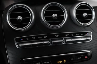 Mercedes-Benz C-Klasse Mercedes-Benz C-klasse 300e AMG Limited | Panoramadak | Stoelverwarming |  360 camera | Matrix LED | Carplay | Trekhaak | Leder/Alcantara | Climate control - afbeelding nr 27
