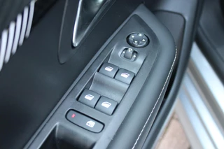 Peugeot 208 Peugeot 208 1.2 100PK ALLURE | CAMERA VOOR + ACHTER | KEYLESS ENTRY/START | DODEHOEK DETECTIE | NAVIGATIE | DRAADLOZE APPLE CARPLAY/ANDROID AUTO | PARKEERSENSOREN VOOR + ACHTER | ADAPTIVE CRUISE CONTROL | DAB+ RADIO | LED KOPLAMPEN | - afbeelding nr 15