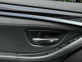 BMW 5 Serie BMW 5-serie 528xi High Executive, NL AUTO, NAP, PANO, NAVI, CRUISE, ECC-AIRCO, HUD, DODEHOEK, COMFORT STOELEN, CAMERA, LICHTMETAAL 17
