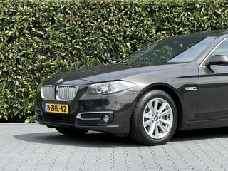 BMW 5 Serie BMW 5-serie 528xi High Executive, NL AUTO, NAP, PANO, NAVI, CRUISE, ECC-AIRCO, HUD, DODEHOEK, COMFORT STOELEN, CAMERA, LICHTMETAAL 17