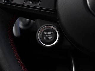 Alfa Romeo Giulia Alfa Romeo Giulia 2.0 Turbo 280 PK Competizione Q4 AWD | Harman | Veloce | 19