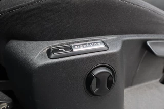 Volkswagen Tiguan Pano / Trekhaak / Massage Stoel / LED / Stoelverwarming / Camera / - afbeelding nr 14