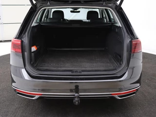 Volkswagen Passat Volkswagen Passat 1.4 TSI GTE | Stoel & stuurverwarming | Camera | Carplay | Trekhaak | Adaptive cruise | Standkachel | Navigatie | Full LED - afbeelding nr 11
