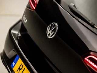 Volkswagen Golf Volkswagen Golf 1.5 TSI R-Line Sport 150Pk Automaat (VIRTUAL COCKPIT, APPLE CARPLAY, GROOT NAVI, CAMERA, LED KOPLAMPEN, ALCANTARA, ADAPTIVE CRUISE, LM VELGEN, DAB+, NIEUWE APK, NIEUWSTAAT) - afbeelding nr 33
