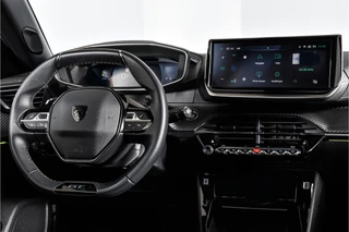 Peugeot 2008 Peugeot 2008 1.2 PureTech 130 PK GT - Automaat | Dig. Cockpit | Adapt. Cruise | Elek. stoel | Stoelverw. | PDC | Camera | NAV+App. Connect | Auto. Airco | LM 17
