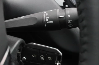 Peugeot 208 Peugeot 208 1.2 110PK AUTOMAAT SIGNATURE | NAVIGATIE | APPLE CARPLAY/ANDROID AUTO | PARKEERSENSOREN | DAB+ RADIO | LICHTMETALEN VELGEN | GETINTE RUITEN | CLIMATE CONTROL | CRUISE CONTROL | - afbeelding nr 24