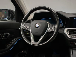 BMW 3 Serie BMW 3-serie Touring 320e M Sport (PANORAMADAK,APPLE CARPLAY,NAVI,SFEERVERLICHTING,STOELVERWARMING,CAMERA,LEDER,CRUISE,CLIMATE) - afbeelding nr 32
