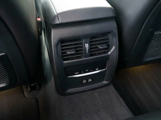 BMW 3 Serie BMW 3-serie Touring 330e 293pk Sport Line | Full LED | Sportstoelen | Adaptive cruise | Trekhaak - afbeelding nr 28