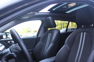 BMW 1 Serie BMW 1-serie 118i 140PK AUTOMAAT EXECUTIVE EDITION | PANORAMISCH SCHUIF/KANTELKDAK | AFNEEMBARE TREKHAAK | DRAADLOZE TELEFOONLADER | DRAADLOZE APPLE CARPLAY/ANDROID AUTO | NAVIGATIE | ACHTERUITRIJ CAMERA | PARKEERSENSOREN VOOR EN ACHTER | CRUISE CONTROL | FULL LED KOPLAMPEN | CLIMATE CONTROL | ALL SEASON BANDEN | 17