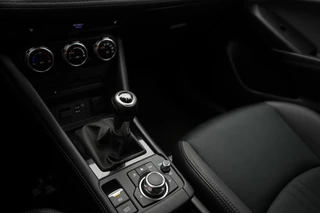 Mazda CX-3 Mazda CX-3 2.0 SkyActiv-G Luxury met vaste trekhaak en all-weather banden : dealer onderhouden - afbeelding nr 38