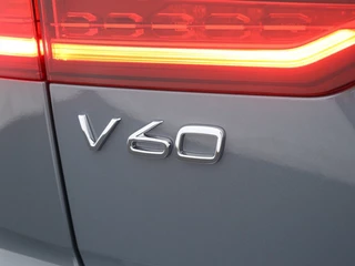 Volvo V60 Volvo V60 2.0 B3 Plus Dark | Sportstoelen | Zwarte hemel | Camera - afbeelding nr 42