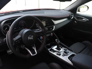 Alfa Romeo Giulia Alfa Romeo Giulia 2.0 Turbo 280 PK Competizione Q4 AWD | Harman | Veloce | 19