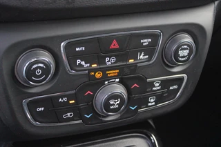 Jeep Compass Jeep Compass 1.4 140PK MultiAir LIMITED | AFNEEMBARE TREKHAAK | ELEKTRISCH BEDIENBARE STOELEN MET GEHEUGENFUNCTIE | LEDEREN BEKLEDING | NAVIGATIE | KEYLESS ENTRY/START | CRUISE CONTROL | DAB+ RADIO | ACHTERUITRIJ CAMERA | DODEHOEK DETECTIE | BEATS AUDIO SYSTEM | CLIMATE CONTROL | - afbeelding nr 37