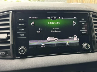 Škoda Karoq Skoda Karoq 1.5 TSI Sportline Automaat | Panoramadak | LED | Stoelverwarming | Adaptieve cruise control | Dode hoek detectie | Trekhaak uitklapbaar | Canton HiFi | Elektrisch bedienbare achterklep | Parkeersensoren voor en achter | Achteruitrijcamera - afbeelding nr 25
