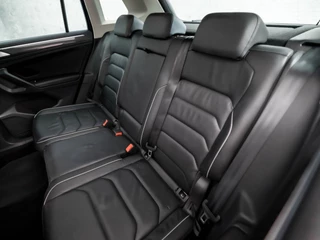 Volkswagen Tiguan 150Pk Automaat (PANORAMADAK, DIGITAL COCKPIT, APPLE CARPLAY, ELEK SPORTSTOELEN, LEDER, STOELVERWARMING, CAMERA, GETINT GLAS, KEYLESS, LED, ELEK ACHTERKLEP, PARKEER ASSISTENT, NIEUWSTAAT) - afbeelding nr 18