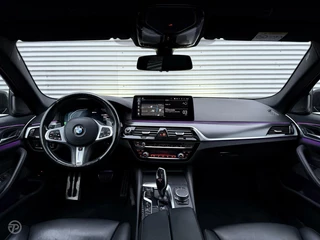 BMW 5 Serie BMW 5-serie 530e xDrive High Executive M Sport Schuifdak HUD Trekhaak Soft-Close Laser LED Harman Kardon Active Cruise Control Nappa Leder - afbeelding nr 2