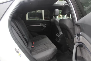 Audi e-tron Audi e-tron Sportback 50 quattro S edition 71 kWh / Panoramadak / Camera / Luchtvering / 20'' / Leder&Alcantara / DAB / ACC / Navigatie / Stoelverwarming - afbeelding nr 10