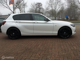 BMW 1 Serie BMW 1-serie 118d Executive 19