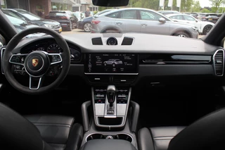 Porsche Cayenne Porsche Cayenne Coupé 3.0 / Trekhaak / Panoramadak / Camera / Luchtvering / 22'' / Bose / Stoelventilatie / Sportchrono / Stoelverwarming / DAB / ACC - afbeelding nr 2