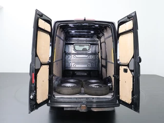 Volkswagen Crafter Volkswagen Crafter 2.0TDI 140PK L3H3 | 3000Kg Trekhaak Afneembaar | Camera | Airco | Betimmering | 3-Persoons - afbeelding nr 4
