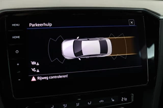 Volkswagen Passat Volkswagen Passat 1.5 TSI R Line | Stoelverwarming | Matrix LED |  Adaptive cruise | Carplay | Leder/Alcantara | Navigatie | Parkeerhulp - afbeelding nr 13