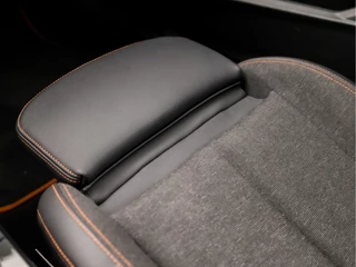 BMW 1 Serie Automaat (VIRTUAL COCKPIT, APPLE CARPLAY, GROOT NAVI, STUUR/STOELVERWARMING, ADAPTIVE CRUISE, LEDER, CAMERA, SPORTSTOELEN, DAB+, GETINT GLAS, NIEUWSTAAT) - afbeelding nr 31