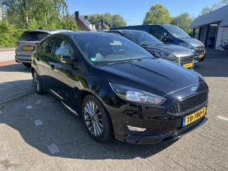 Ford Focus Ford Focus 1.0 Ecoboost ST-Line 125pk | Cruise Control | Climate Control | Lichtmetalen Wielen | - afbeelding nr 2