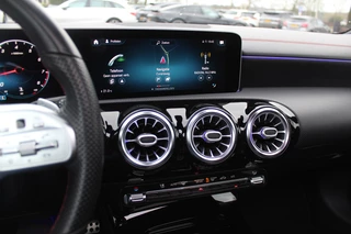 Mercedes-Benz A-Klasse Mercedes-Benz A-Klasse 180 Business Solution AMG / Panoramadak / Camera / Sfeerverlichting / Apple CarPlay / 18'' / DAB / Stoelverwarming / Cruise Control - afbeelding nr 17