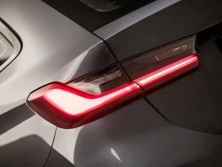 BMW 3 Serie BMW 3 Serie Touring 320i Sportline Shadow 184Pk Automaat (APPLE CARPLAY, GROOT NAVI, CAMERA, LEDER, ADAPTIVE CRUISE, SFEERVERLICHTING, SPORTSTOELEN, HIFI, TREKHAAK ELEKTRISCH, GETINT GLAS, NIEUWSTAAT) - afbeelding nr 34