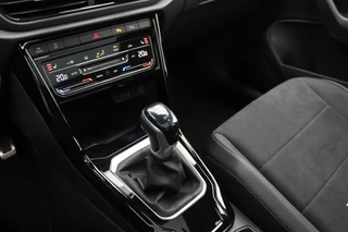 Volkswagen T-Roc Volkswagen T-Roc 1.5 TSI 110kW DSG-7 R-Line Black Style Panorama/IQ.Light/Virtual Cockpit Pro/App-Connect/18