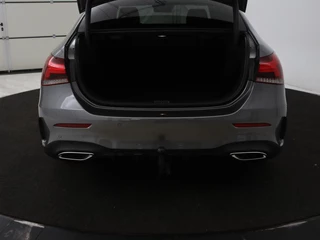 Mercedes-Benz A-Klasse Mercedes-Benz A-klasse 200 Business Solution AMG | Panoramadak |  Stoelverwarming | Trekhaak | Matrix LED | Memory | Carplay | Keyless | Camera | Sfeerverlichting | Leder/Alcantara | Park Assist - afbeelding nr 12