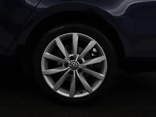 Volkswagen Golf Volkswagen Golf 1.0 TSI Highline | Stoelverwarming | Trekhaak |  Massage | Carplay | Adaptive cruise | Active Info Display | Navigatie | Parkeerhulp | Climate control - afbeelding nr 30