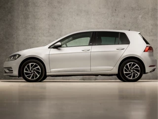 Volkswagen Golf Volkswagen Golf 1.0 TSI Luxury Automaat (APPLE CARPLAY, GROOT NAVI, CLIMATE, STOELVERWARMING, SPORTSTOELEN, ADAPTIVE CRUISE, LM VELGEN, GETINT GLAS, PARKEERSENSOREN, NIEUWE APK, NIEUWSTAAT) - afbeelding nr 2