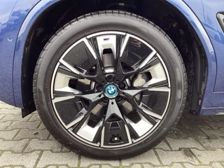 BMW iX3 TREKH, H&K Sound, MEM, 20-inch LMV ** € 23.900,= onder NP - BMW GAR t/m 04-2029 ** ** INFORMEER OOK NAAR ONZE AANTREKKELIJKE FINANCIAL-LEASE TARIEVEN ** - afbeelding nr 7