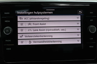 Volkswagen T-Roc Volkswagen T-Roc 1.5 TSI 110kW DSG-7 R-Line Black Style Panorama/IQ.Light/Virtual Cockpit Pro/App-Connect/18