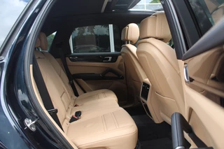 Porsche Cayenne Porsche Cayenne 3.0 E-Hybrid / Panoramadak / 360Camera / Luchtvering / 21'' / Softclose / Keyless / Sportchrono / Stuurverwarming / Stuurverwarming / DAB / Stoelverwarming / ACC - afbeelding nr 12